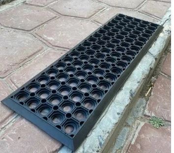 Накладка на ступени резиновая ячейка 25*75*18-image-1